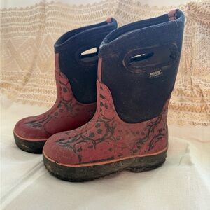 Bogs Kids Size 9 Red and Black skulls Waterproof insulated winter Boots